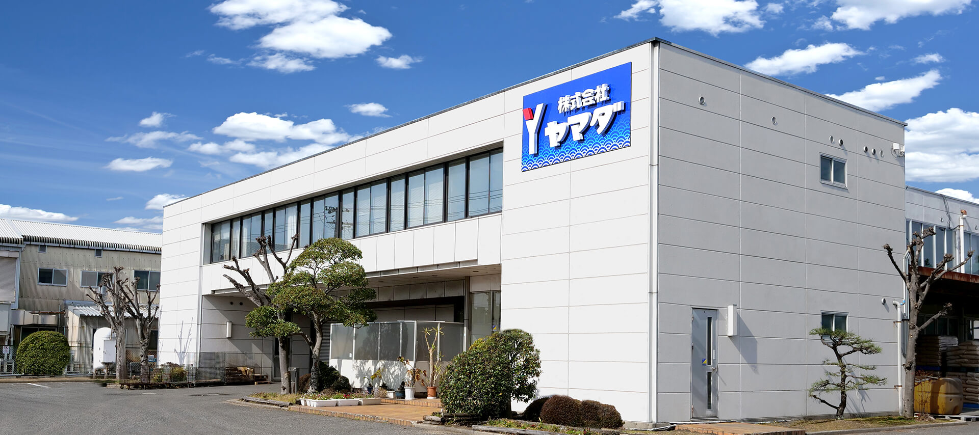 うちわ製造工場内